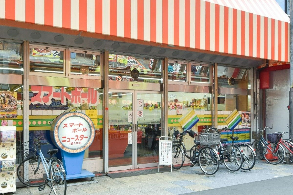 修理しながら使い続ける丸い看板が目印です