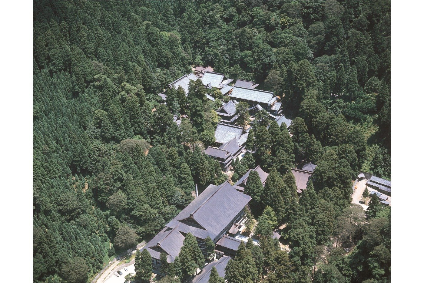 深山幽谷の中、七堂伽藍を中心に70数棟の堂宇が並ぶ永平寺