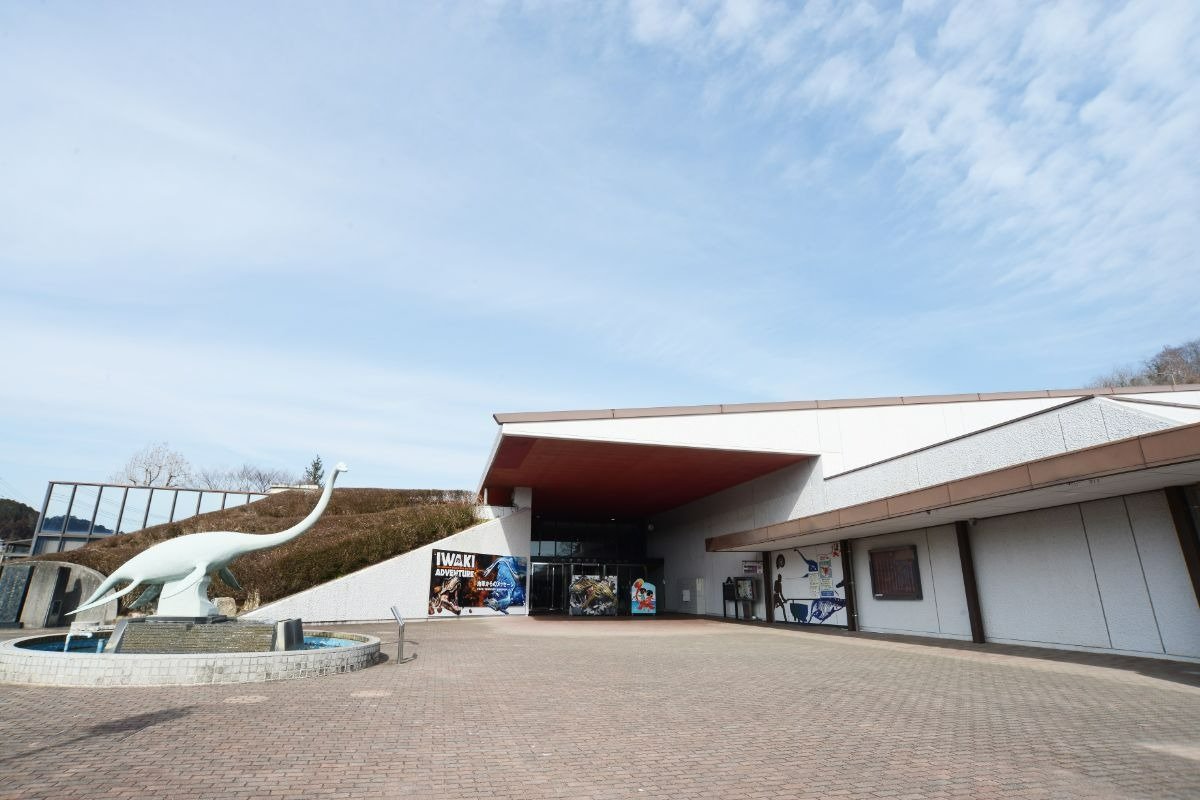 玄関前にいわき市で化石が発見されたフタバサウルス・スズキイの像を展示