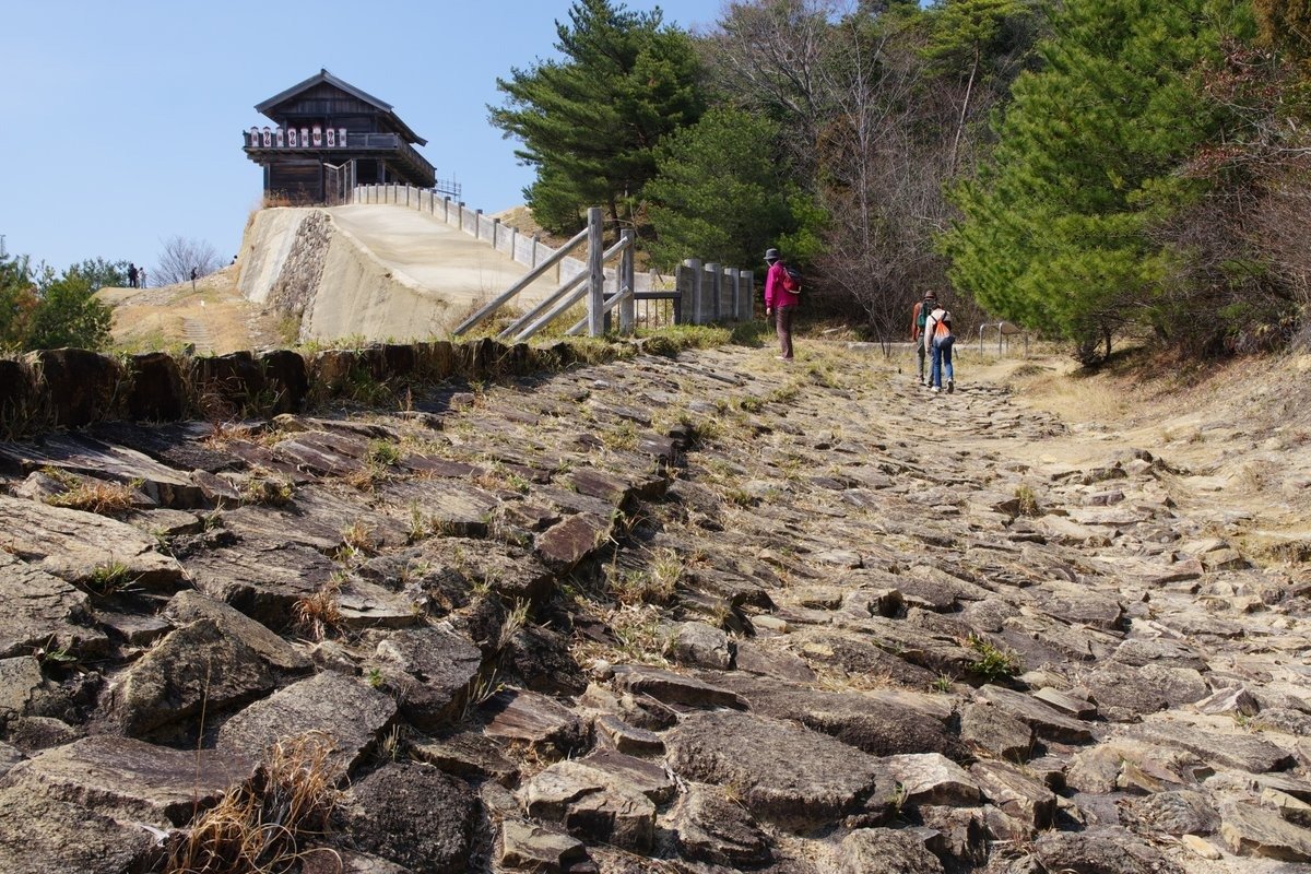 発掘された鬼ノ城の敷石