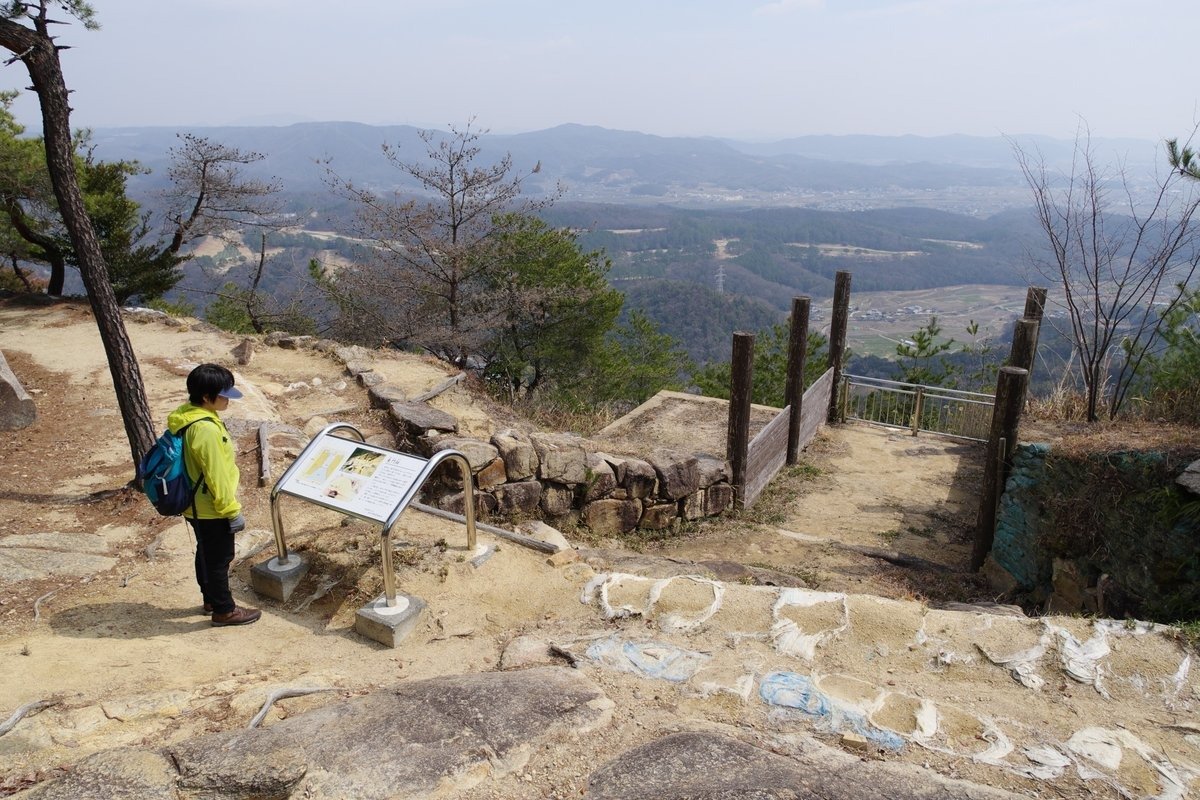 東門遺構。柱の位置は発掘調査による