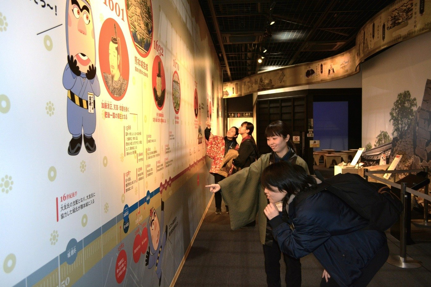 「くまもと歴史タイムライン」。展示ガイド（毎日10時30分～）を利用すればさらに楽しめます
