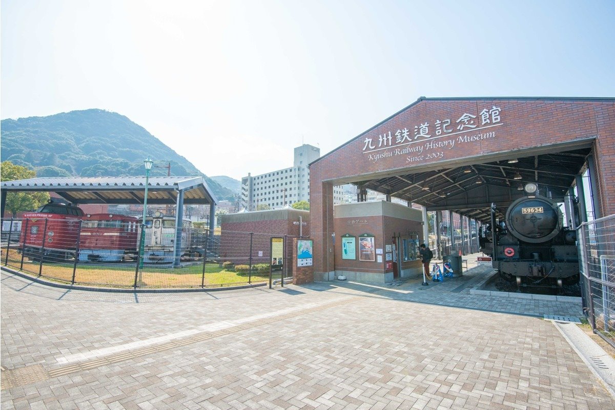 前頭部車両の展示（左）と、車両展示場の「日本国有鉄道 59634号」（右）