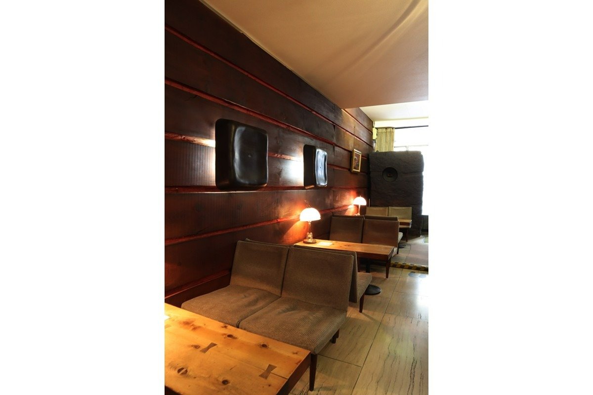 一枚板の松の木の壁には瓦の照明