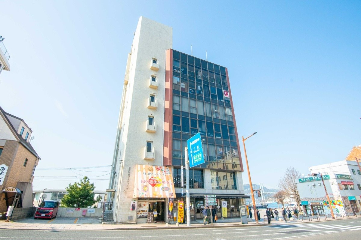 門司港レトロ地区に立つビルの最上階にあります