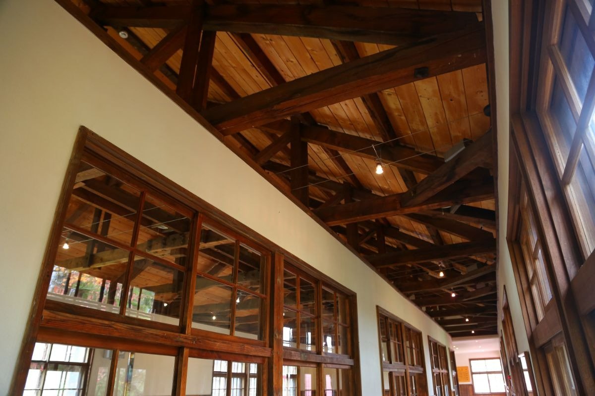 校舎内は改装してアート鑑賞スペースに