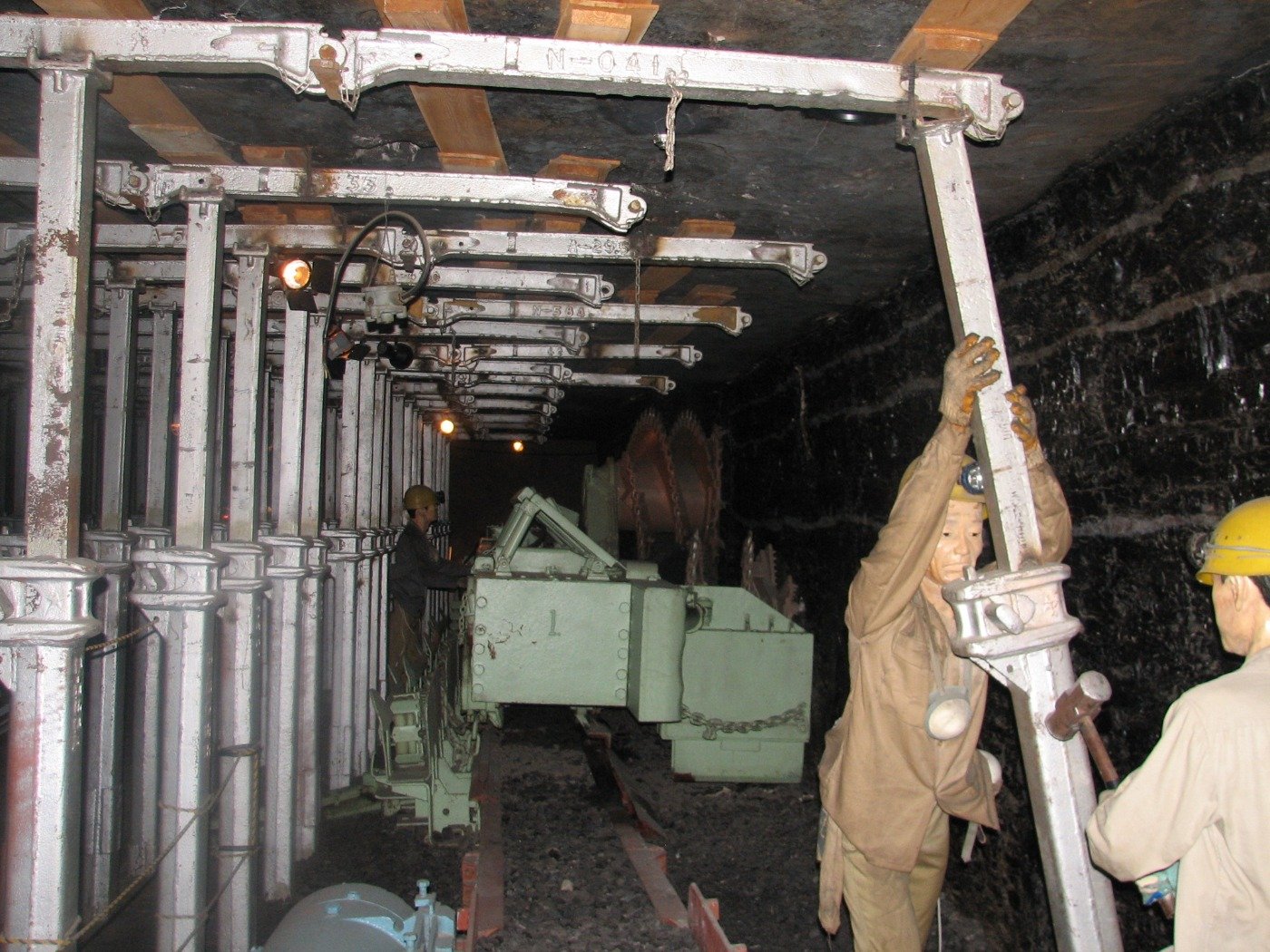 昭和40年代の常磐炭鉱の採掘の様子を再現した模擬坑道