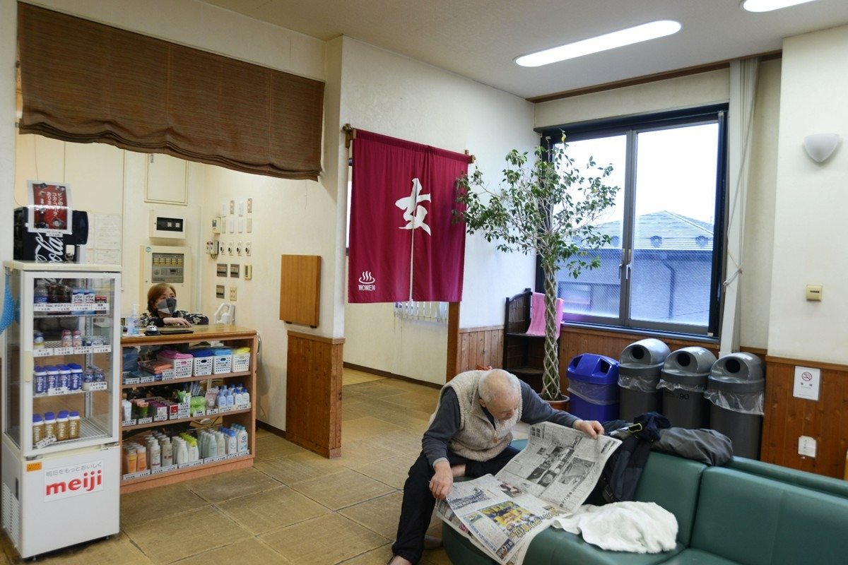 ロビーで朝刊を広げる光景も朝風呂ならでは