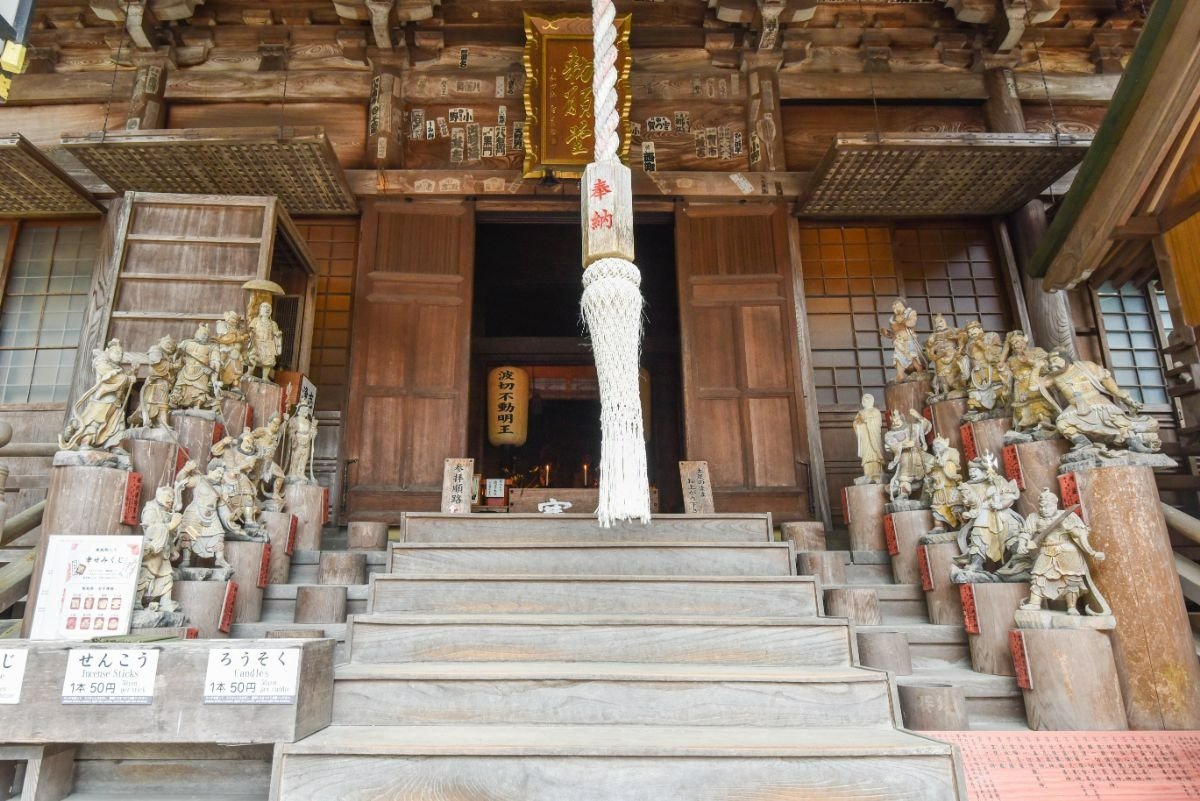 勅願堂の入口には十六善神などが鎮座