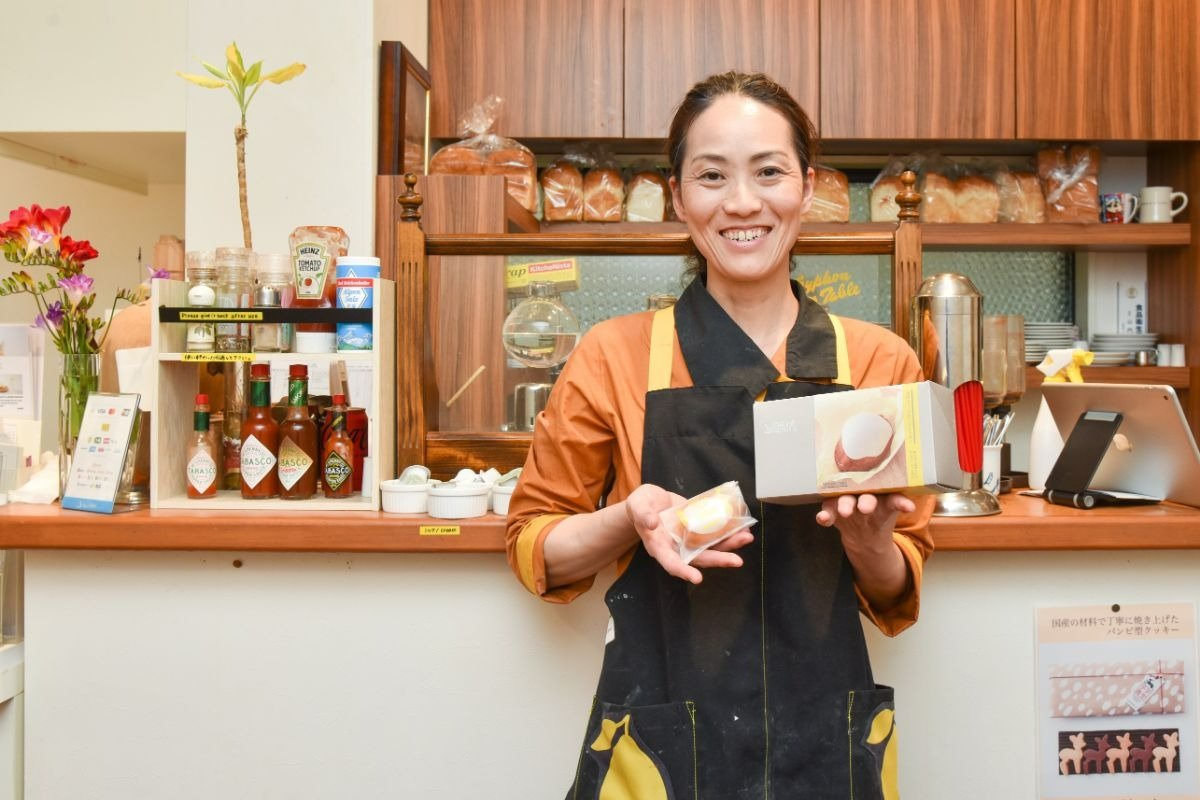 店主の山内晶子さんと「宮島ウィークエンドシトロン」