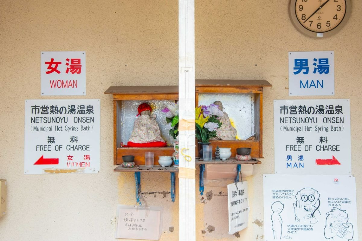 無人なので直接浴場へ。脱衣所にはロッカーがないので注意