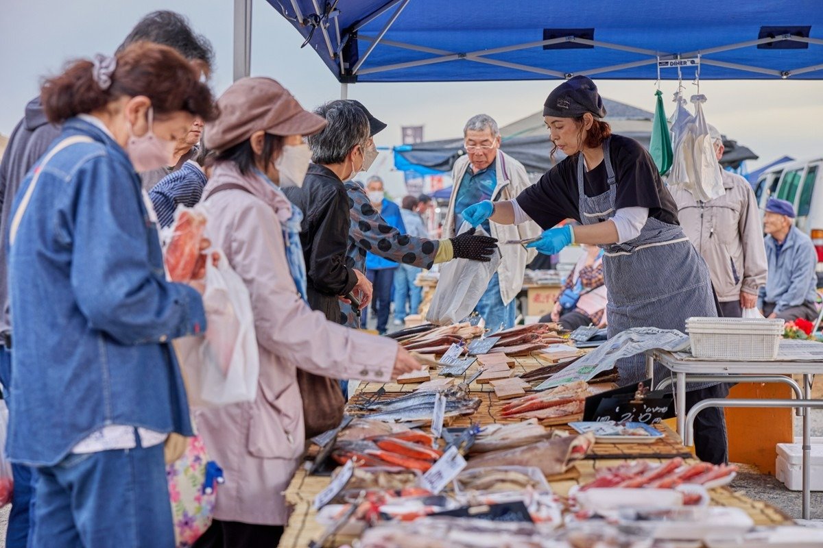 八戸地域の海産物や農産物をはじめ、青森県全域や岩手県北部からも出店
