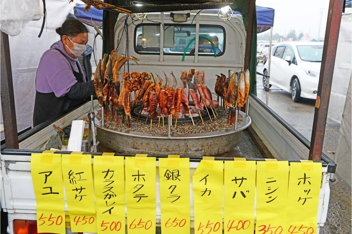 軽トラの荷台で魚介を炉端焼きする店も