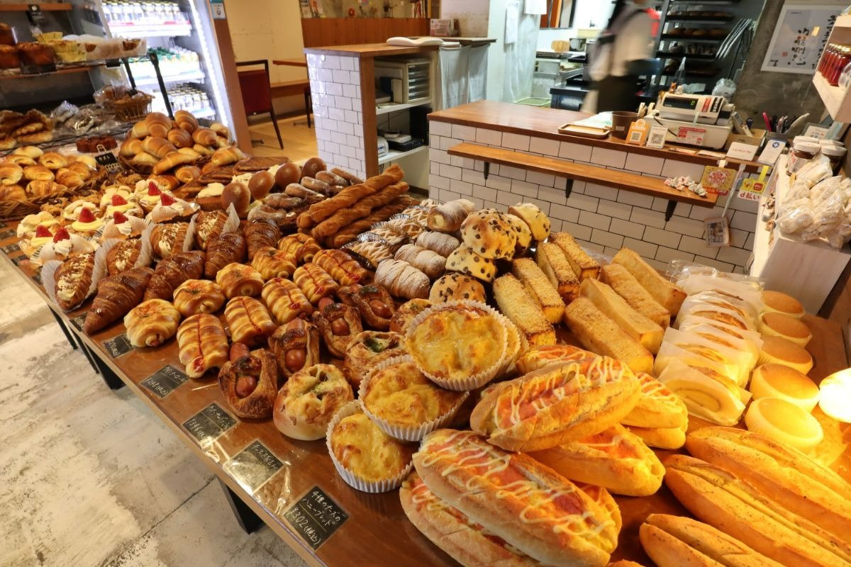 開店時には店内にほとんどのパンが並ぶ