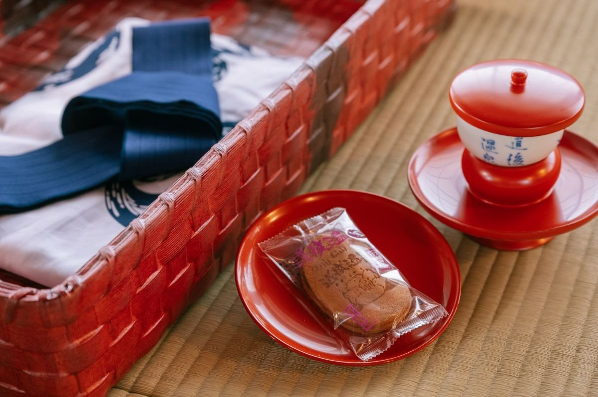 入浴後の休憩にはお茶と煎餅も提供