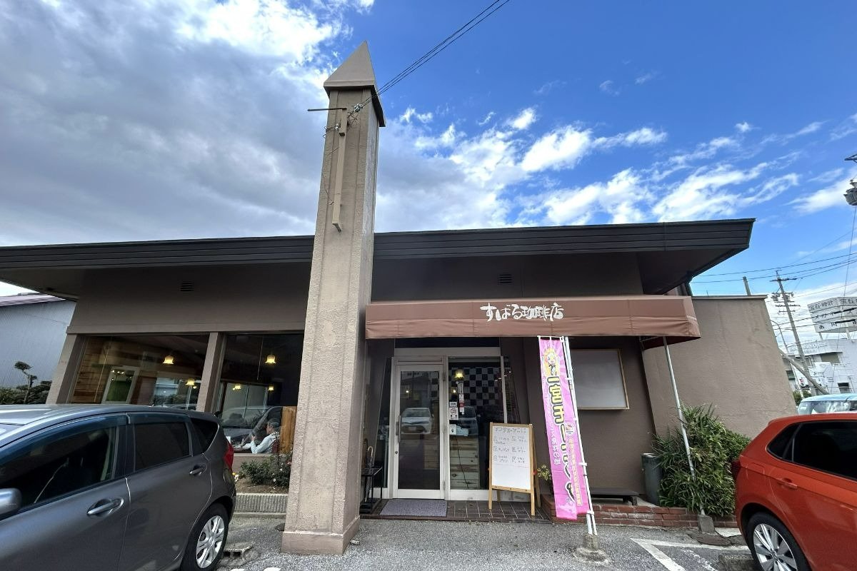 とんがり柱が店の目印