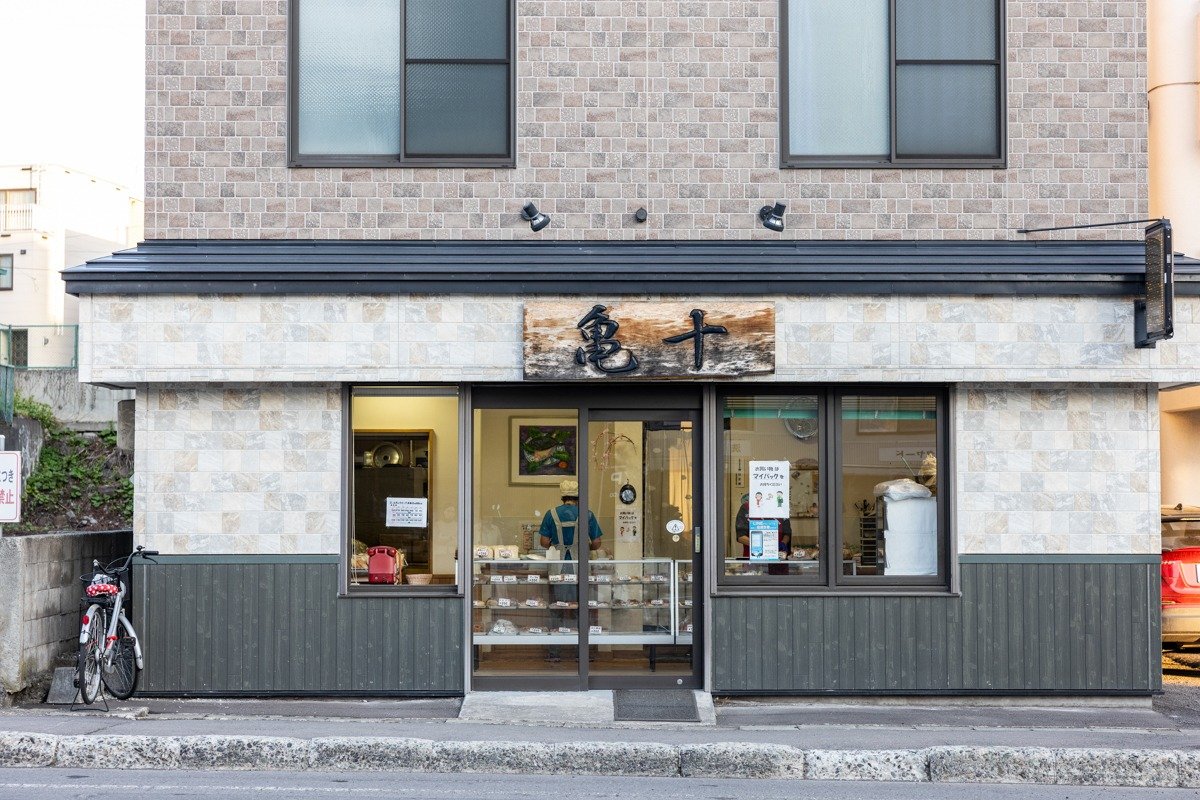 朝から客足が絶えない人気のパン店