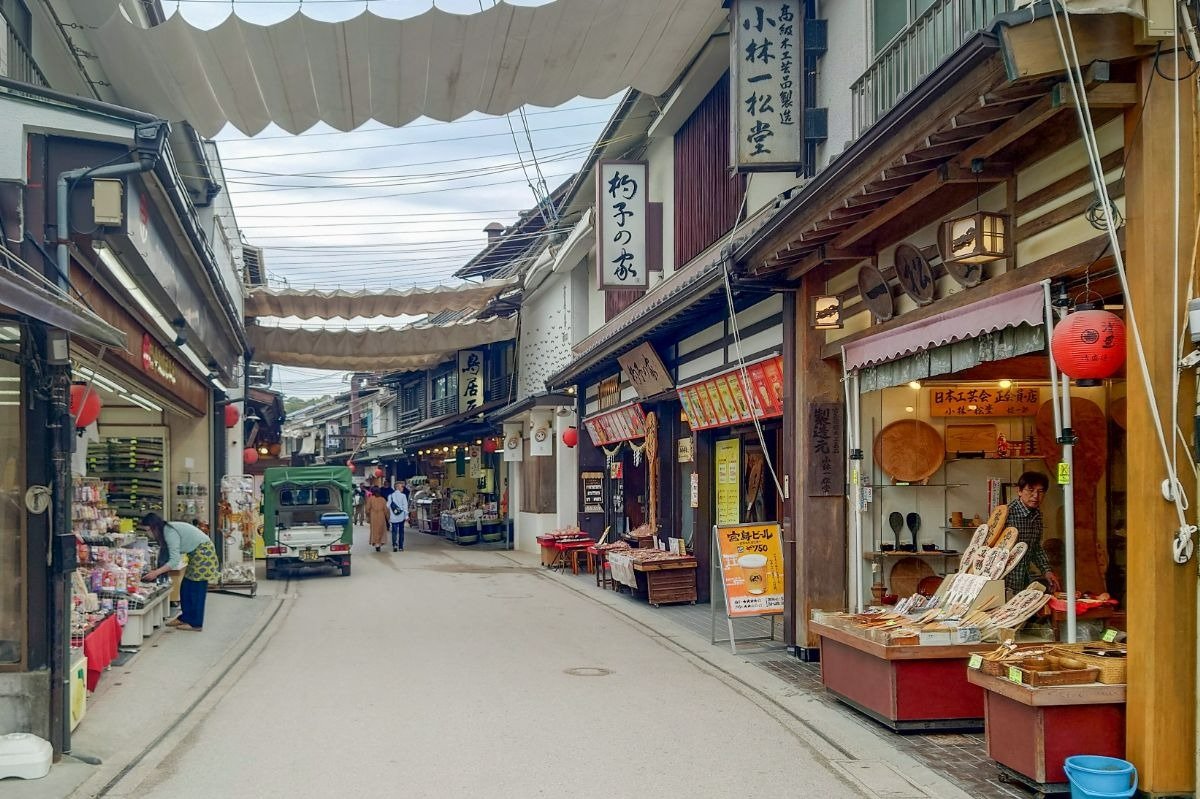 メイン通りの表参道商店街。朝は静かです