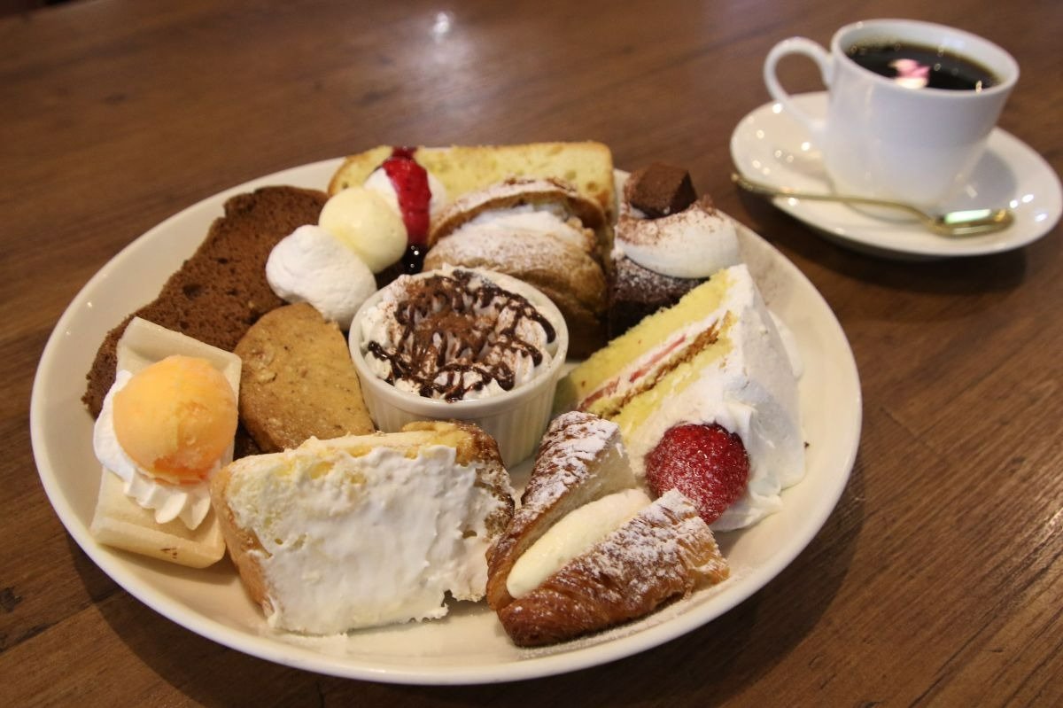 ケーキ盛合せセットはドリンク代+990円。火・木・土・日曜・祝日はシフォン・クロワッサン・デザートの「Mixセット」を提供