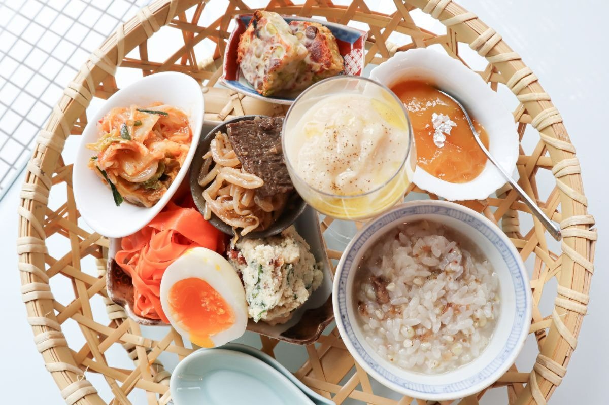 旬の食材を集めた体が喜ぶ「おかゆ朝食セット」2100円