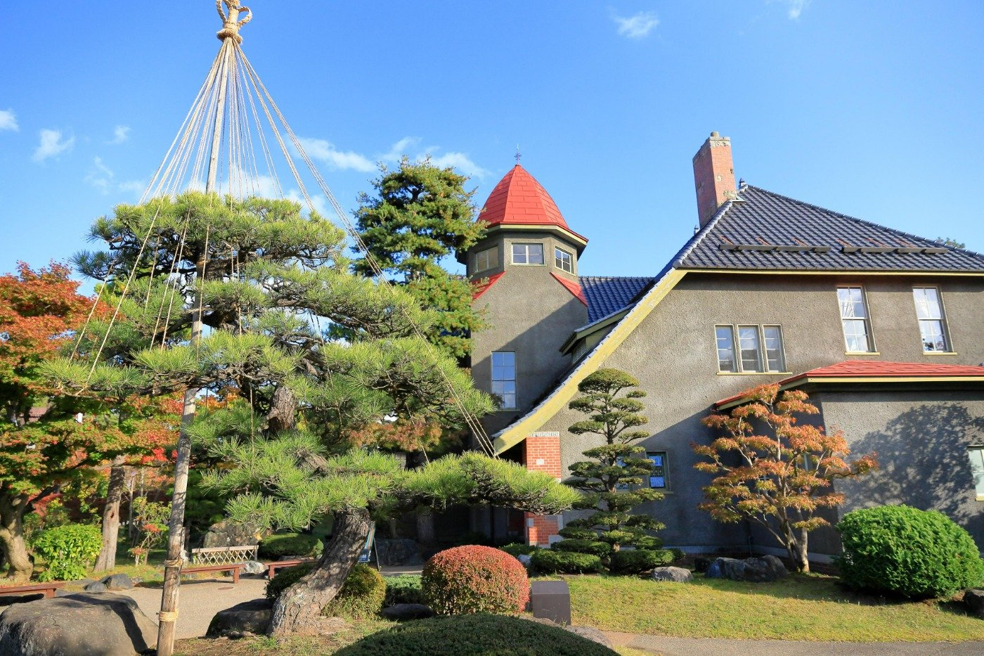 洋館は、グレーの壁に塔屋の赤が絶妙なアクセント