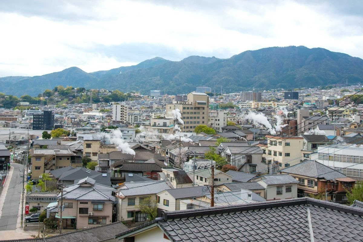 地面からも白い湯けむりが立ち上ります