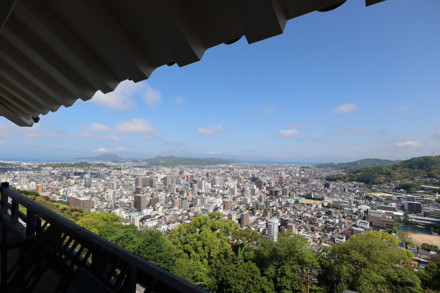 天守（観覧は9時〜）からは瀬戸内海までの圧巻の眺望