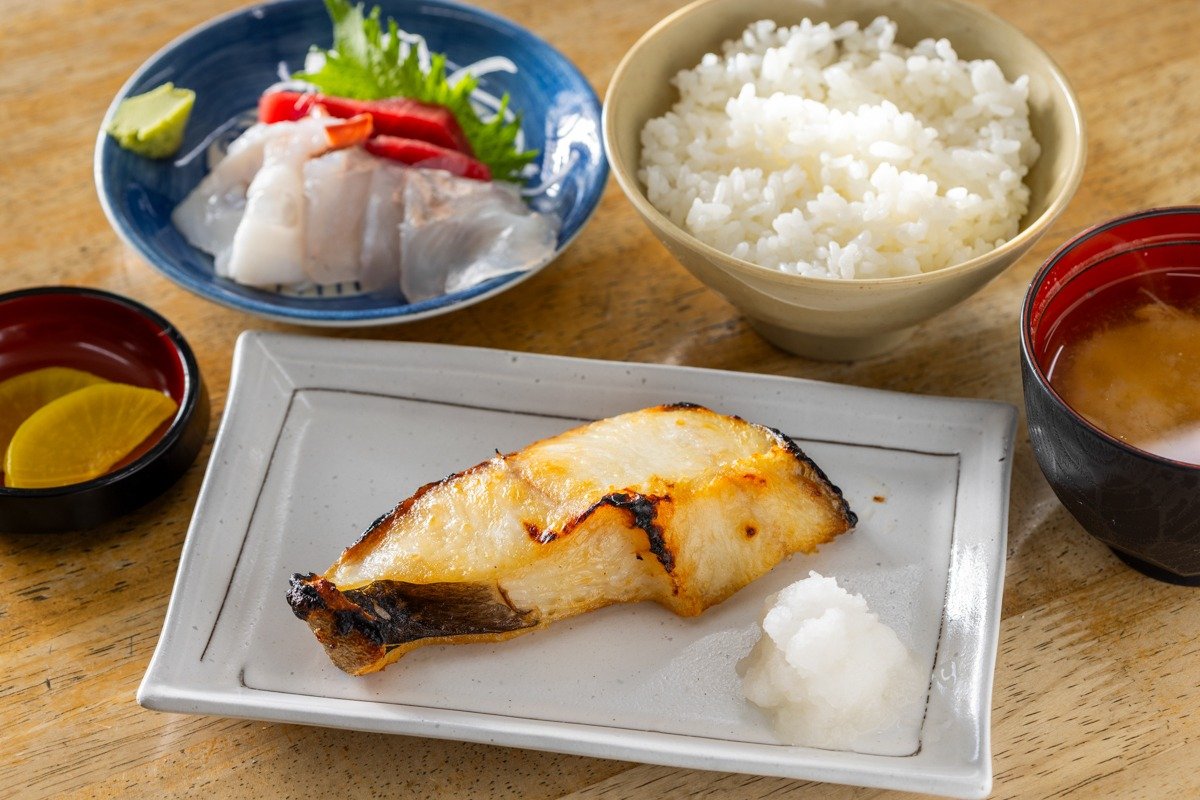 「朝市食堂」の「銀ダラ焼き定食」1800円、「刺身セット」2300円