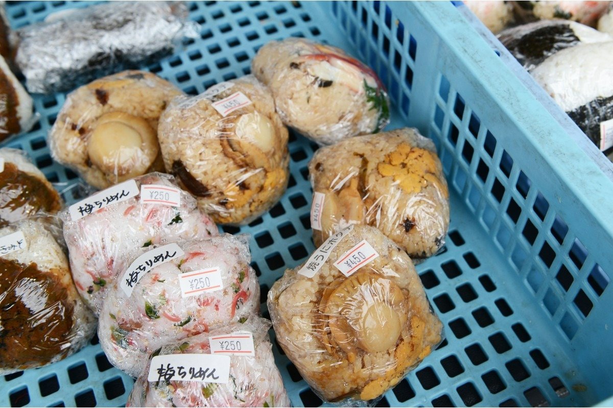 朝市で売っていたおにぎり。焼きウニやホタテなど豪華