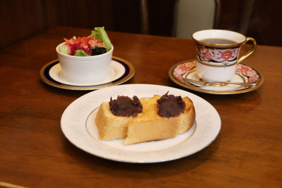 コーヒーは590円～。モーニングは1品無料、2品以上は+150円