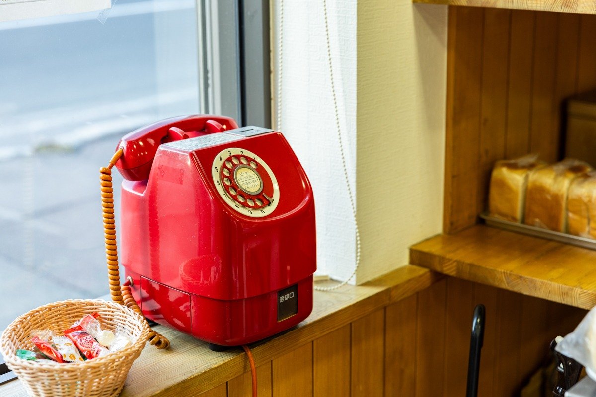昔懐かしい赤電話に心も和（なご）む