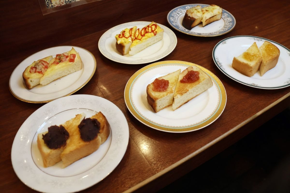 手前左は愛知県の名物、おぐらトースト