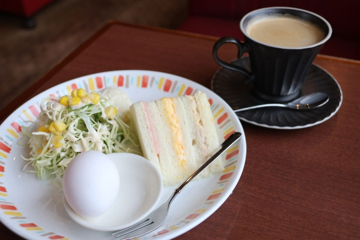 モーニングのサンドウィッチセット。コーヒーは500円～