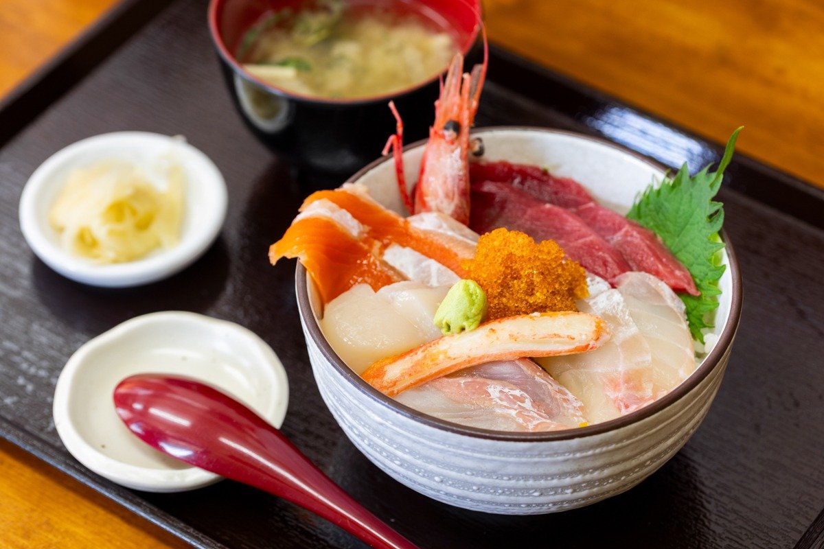 「いち乃家」の「海鮮丼」2300円（ウニ追加で＋600円）	