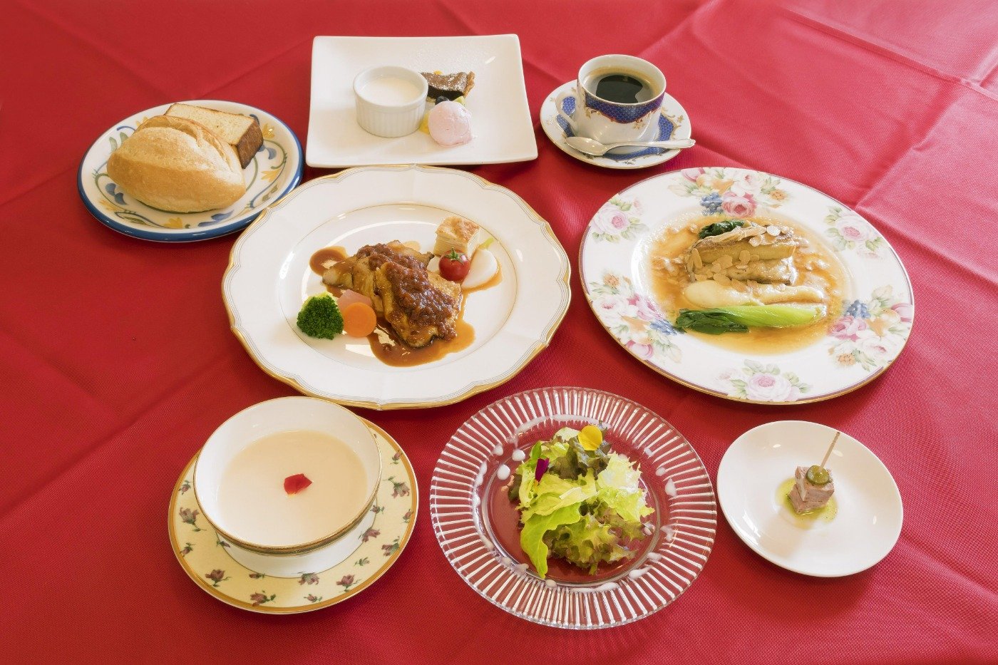 駅から徒歩約10分と便利な立地の「シェ・アンジュ」のコース料理（イメージ）
