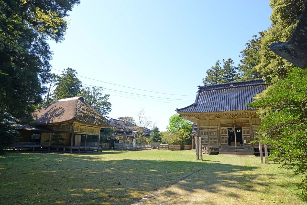 右が本堂、左が能舞台。芝生の境内が珍しい