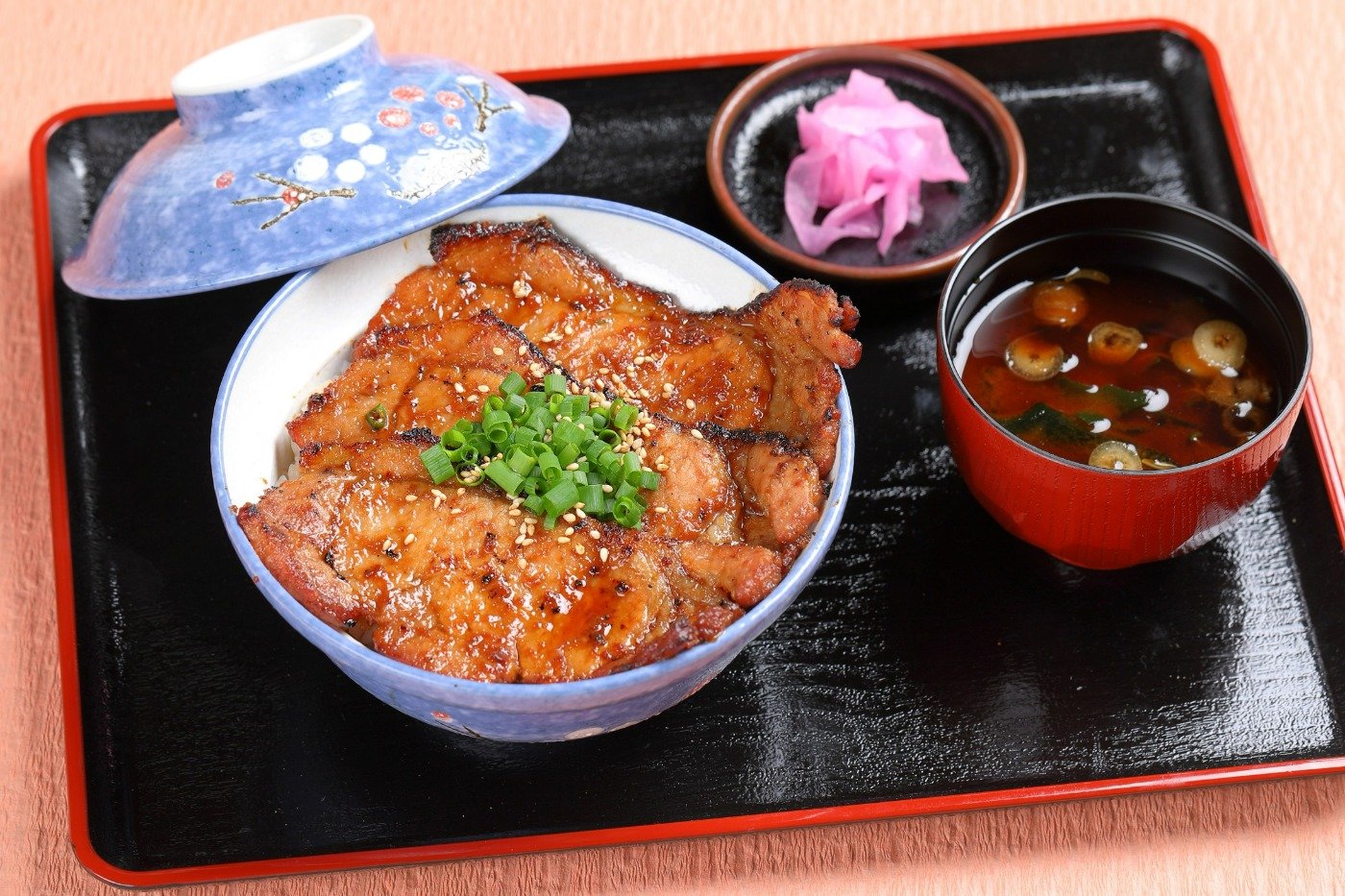 豚みそ丼。並でも十分ボリュームがあります