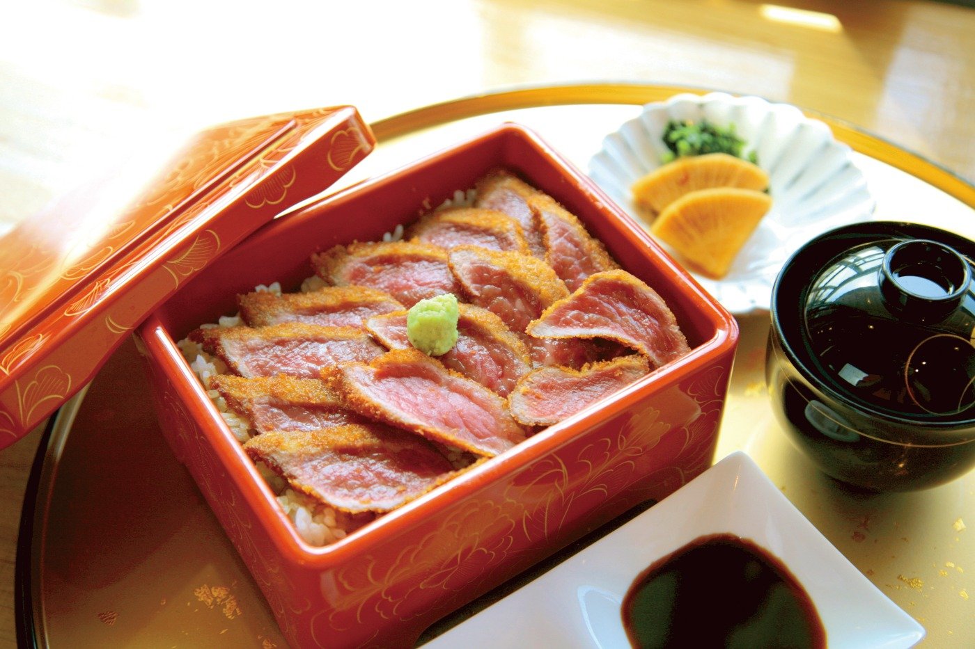 「あか牛 牛カツ重」（並盛）2794円。自家製浅漬バイキング付き