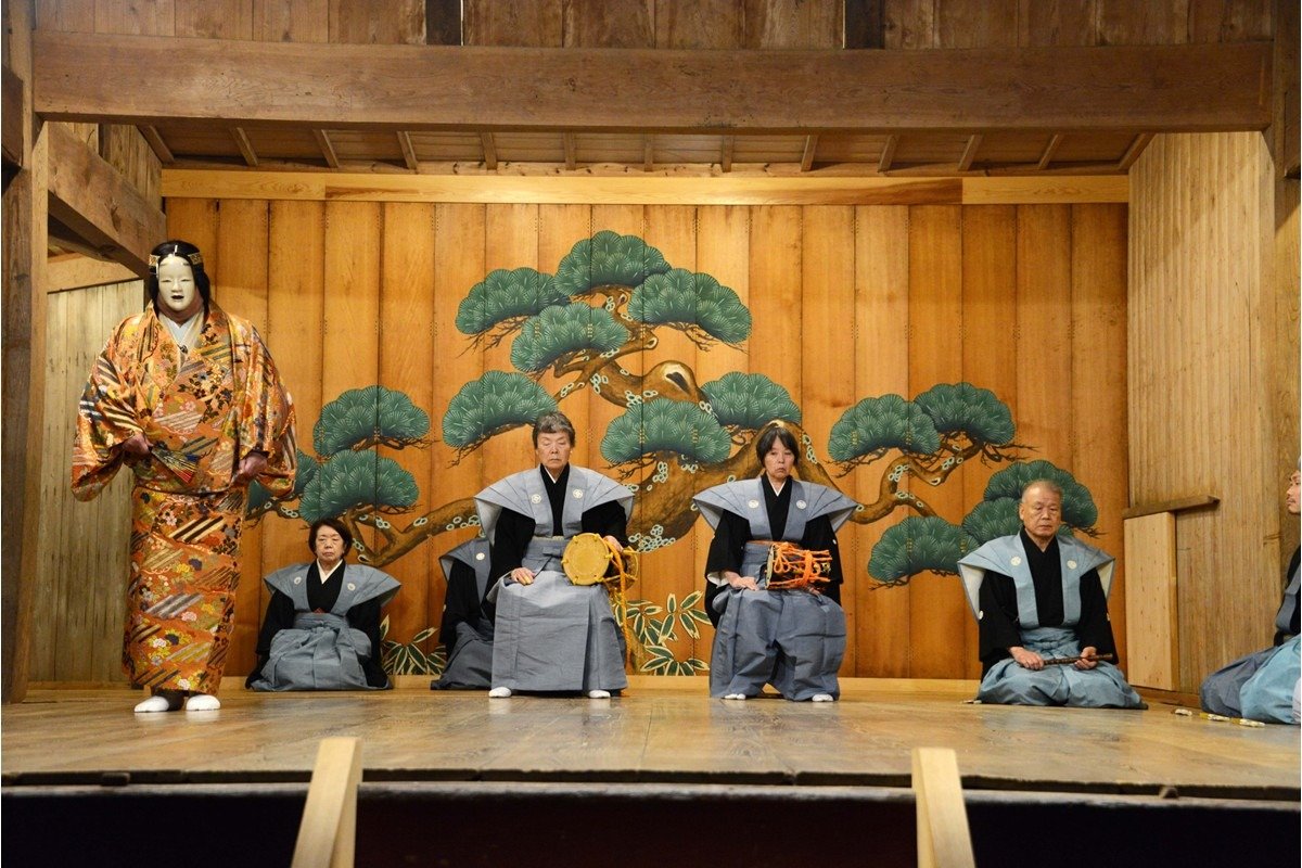 椎崎諏訪神社。能は難解といわれますが、開演前に解説があるので、理解の助けになります