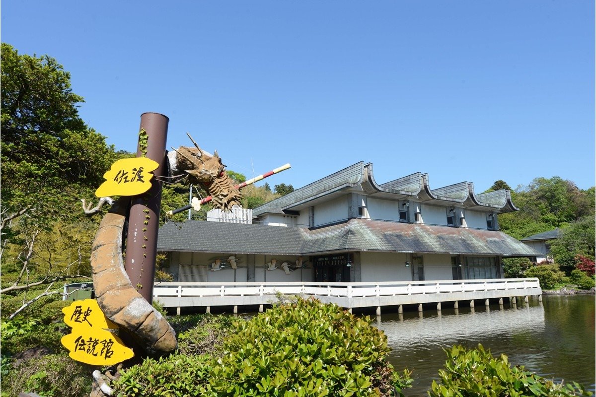池のほとりでは、竜王岩伝説の竜神と記念撮影を