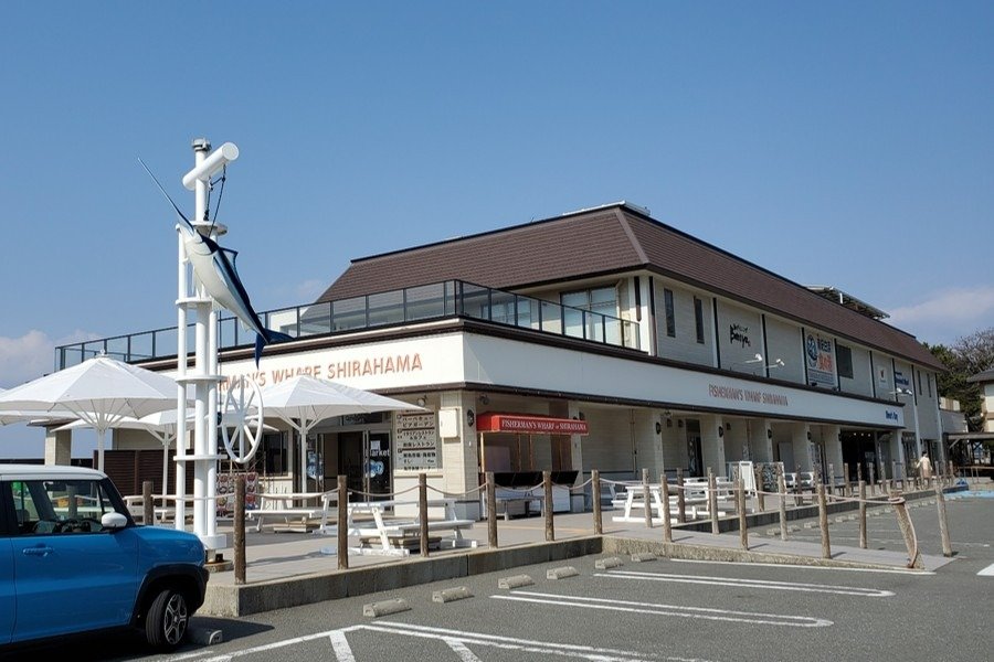 海辺に立つ「フィッシャーマンズワーフ白浜」