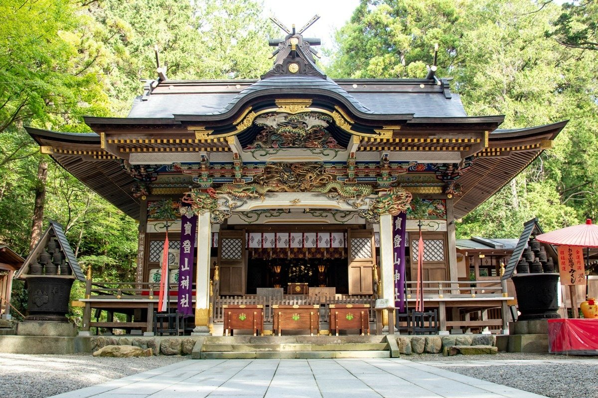緑の中、彫刻の彩色が艶（あで）やかな社殿が荘厳な雰囲気を漂わせます