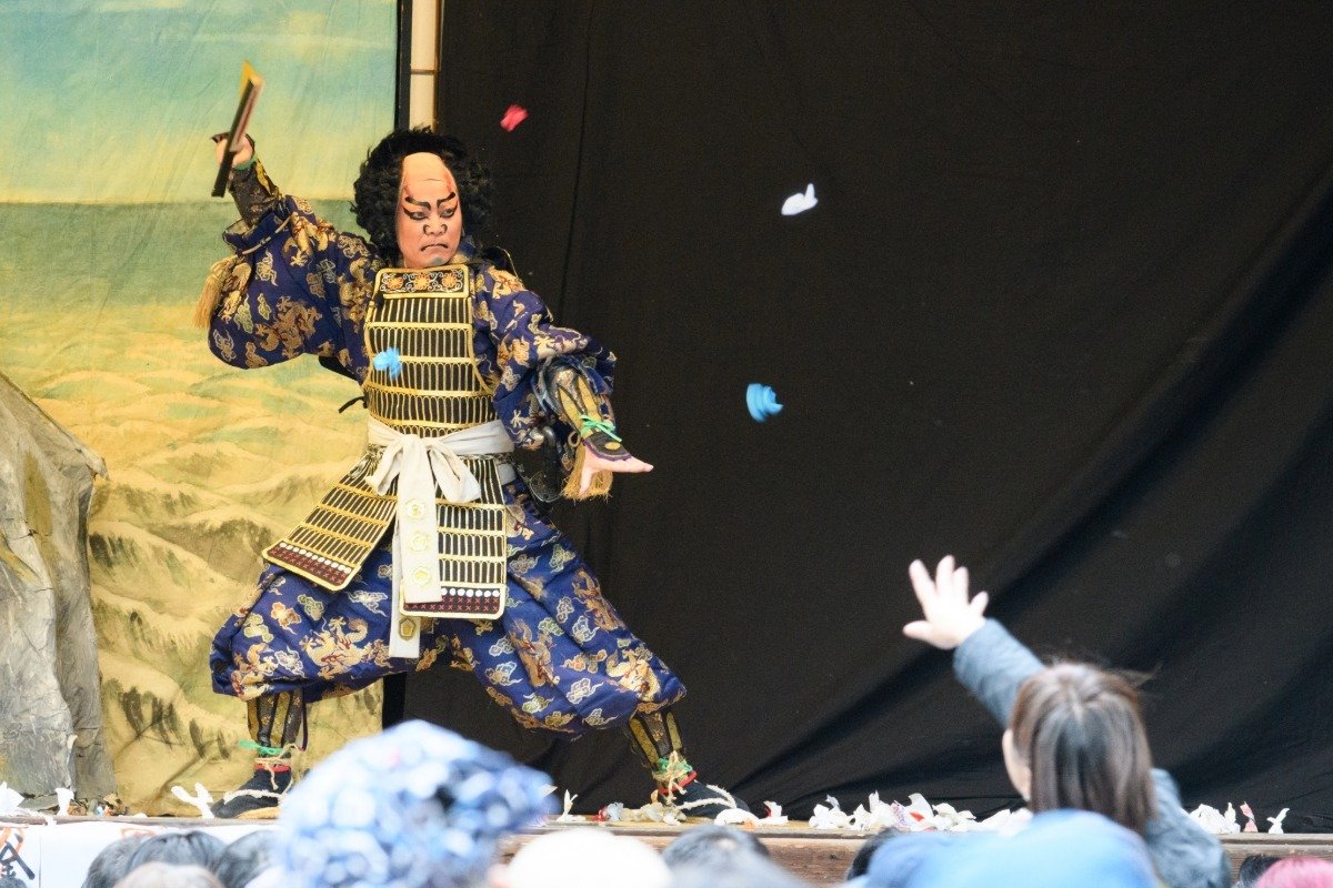 見せ場では「千両役者！」の声とおひねりが飛び交う　写真／朝野耕史