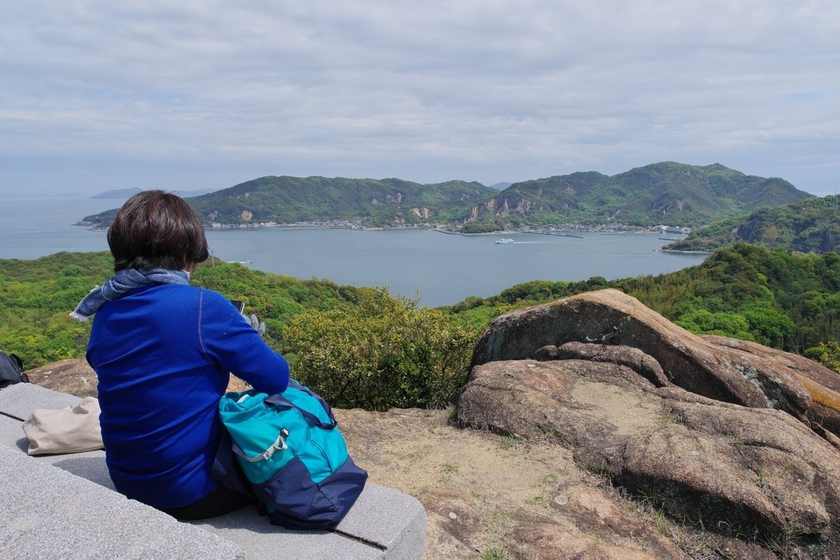 鎧岩から北木島を望む