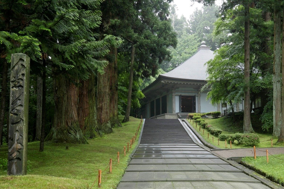 覆堂（おおいどう）によって守られている、奥州藤原文化を象徴する国宝建築物「金色堂」
