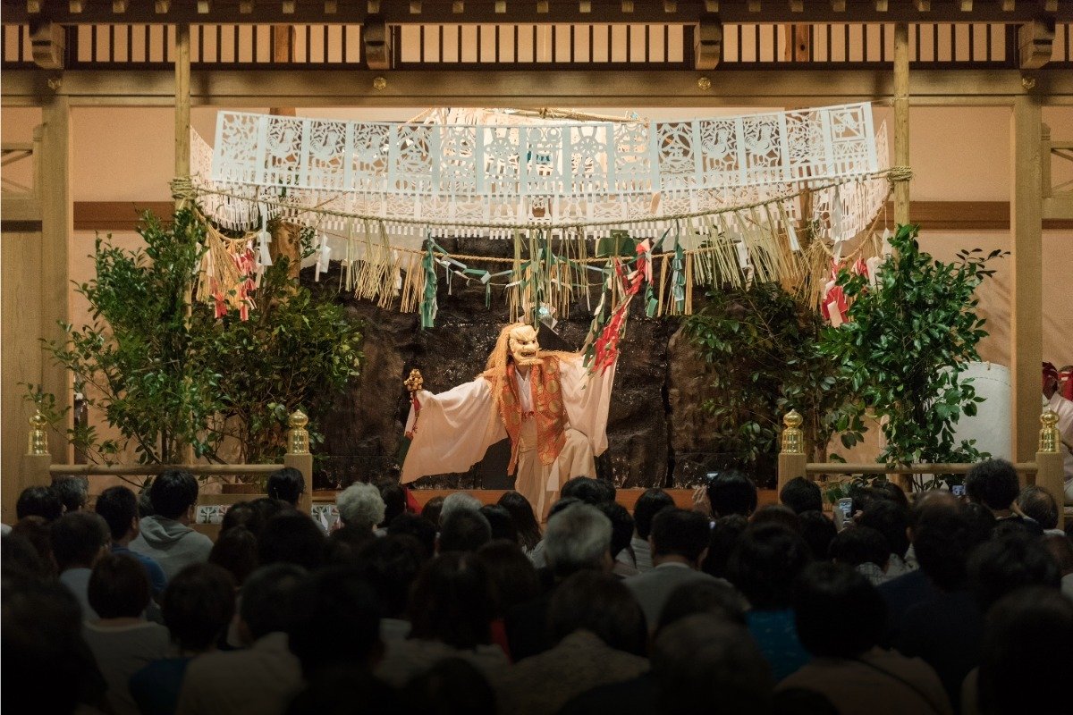 天岩戸を探す「手力雄（タヂカラオ）の舞」　写真／高千穂町観光協会