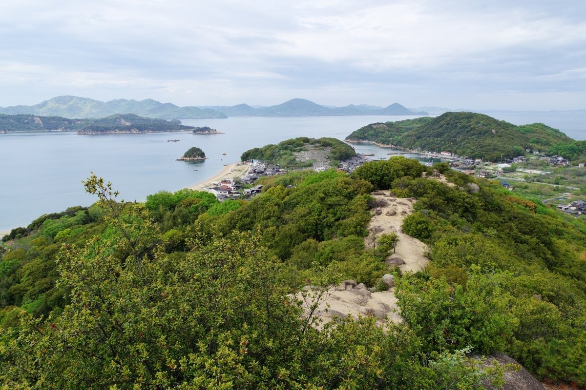 海へ下る尾根の道
