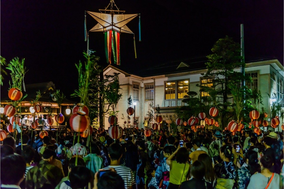 「郡上八幡旧庁舎記念館」前で行なわれるおどりは会場が広く初心者にも人気　写真／郡上八幡観光協会