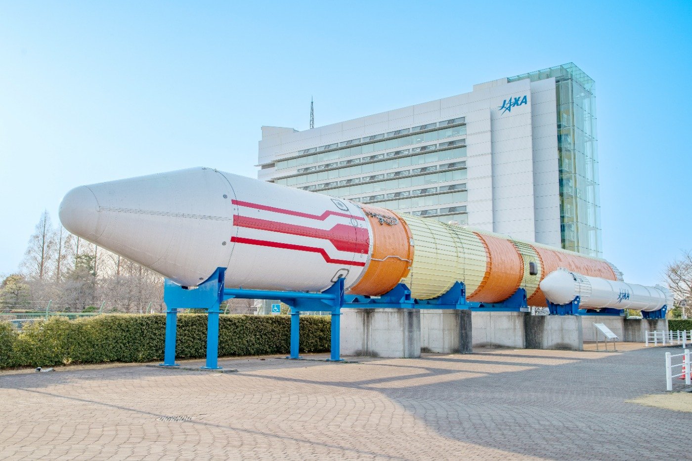 「ロケット広場」にある日本初の純国産ロケットH-II（エイチツー）ロケット、全長約50メートル