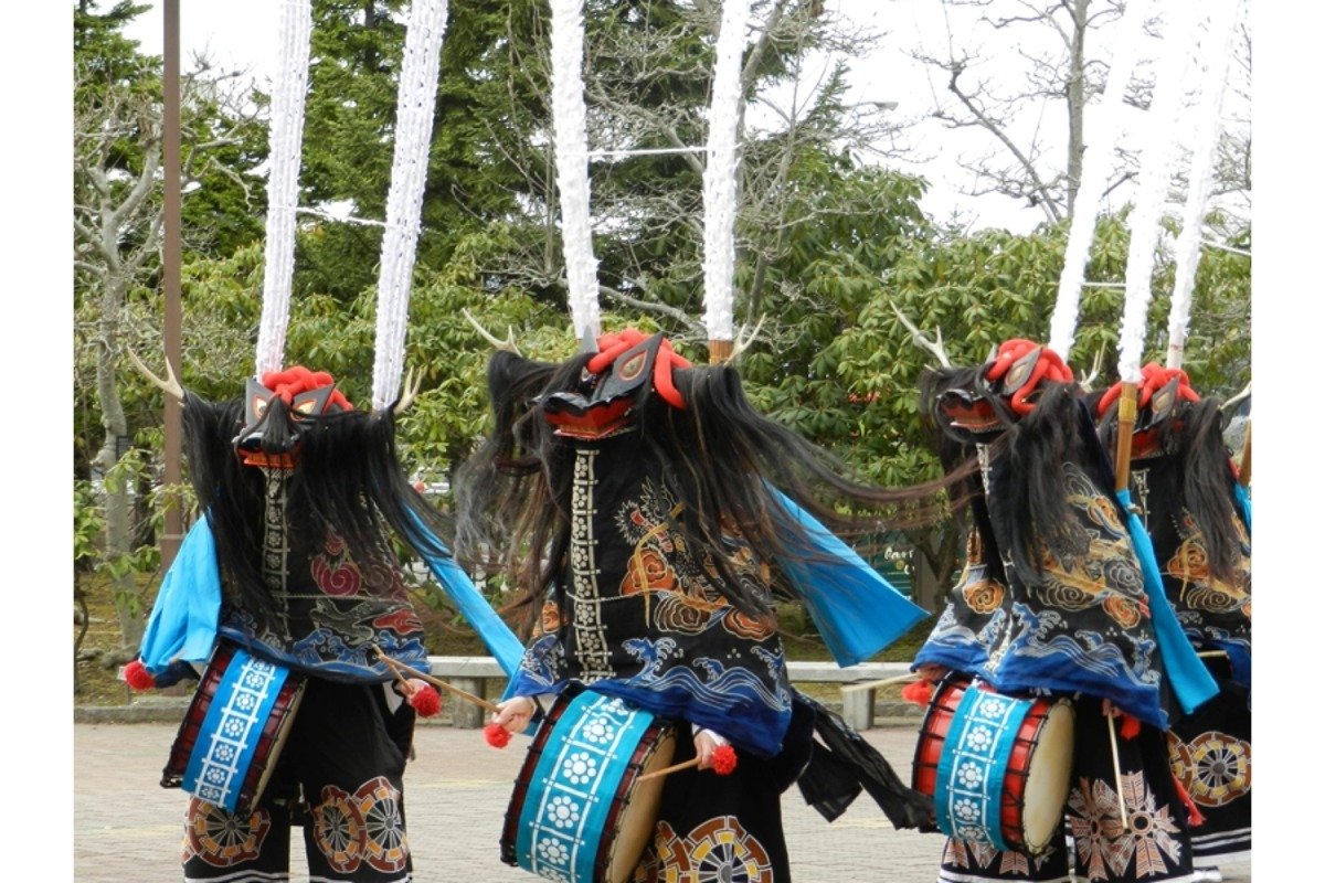 太鼓を打ち鳴らしながら踊る、花巻市の鹿踊。　写真／花巻観光協会